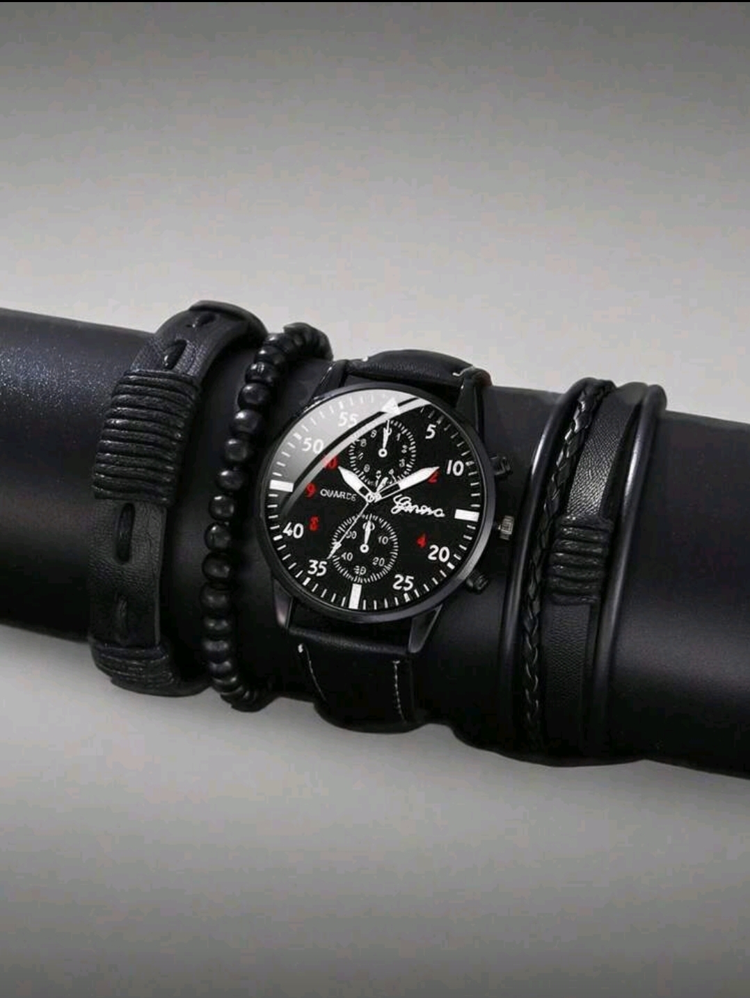 RELOJ NEGRO CON NUMEROS BLANCO CON 3 PULSERAS R46